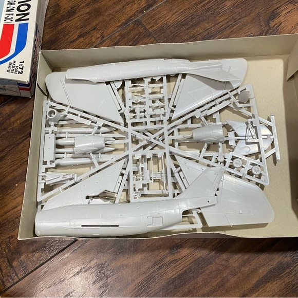 EMHAR EM3002 Demon F3H -2N or F3H-2M 1/72 Scale Model Kit, Open Box Complete - Picture 2 of 9